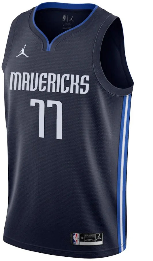 Regata Dallas Mavericks Luka Doncic 20/21 Nº77 - Torcedor Masculino - Azul Marinho e Azul